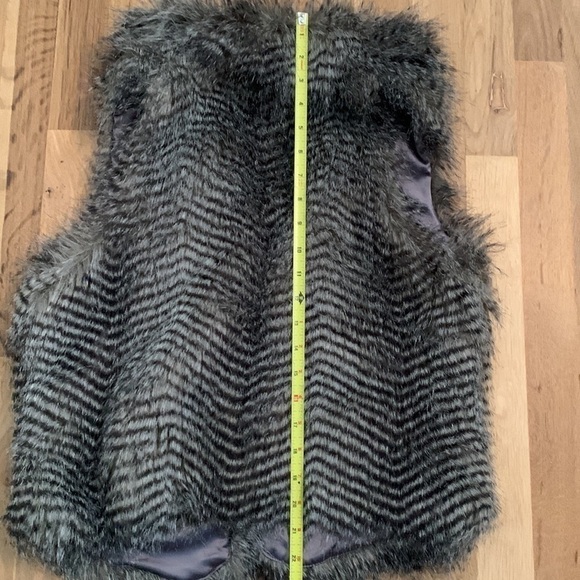 𝅺francesca’s Faux Fur Vest Gray & Dark Gray Striped Women’s Size Small - Picture 11 of 11